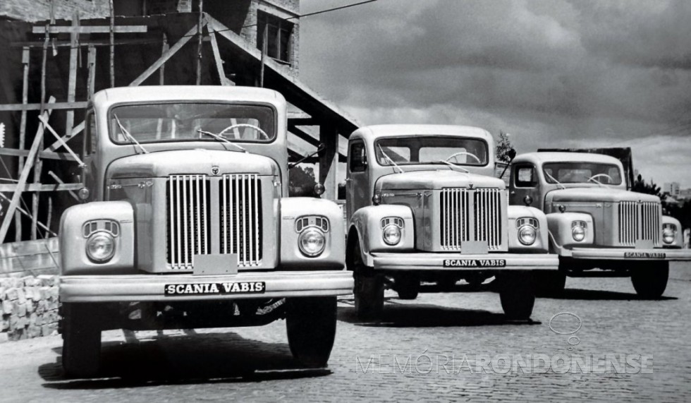 Primeiros caminhões Scania saindo da fábrica brasileira, em 1960. 
Imagem: Acervo Blog do Caminhoneiro - FOTO 2 -