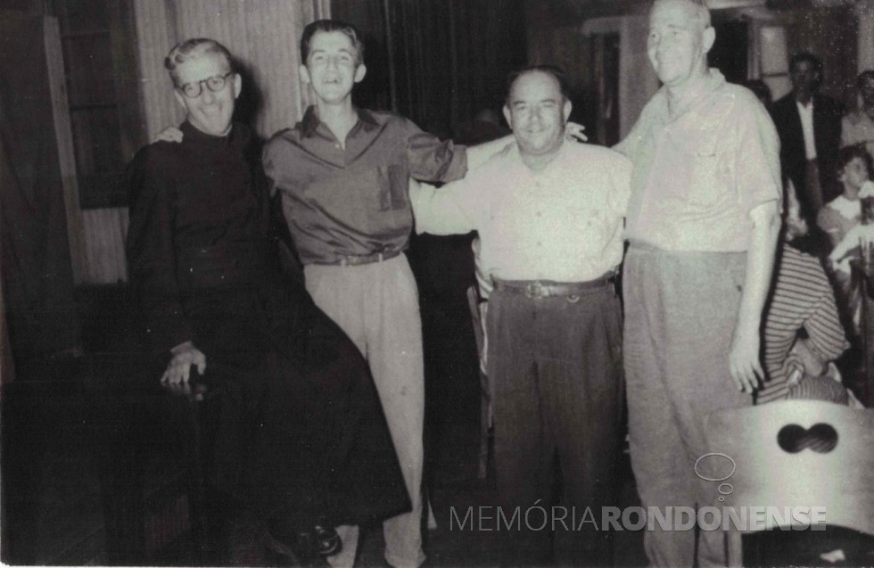 Otto Ricardo Schmidt, 3º da esquerda à direita, na companhia do religioso Ângelo Bortolini (e) Egon Pudell e Willy Barth (d).
Imagem: Acervo Museu Histórico Willy Barth, de Toledo (PR) - FOTO 2 -