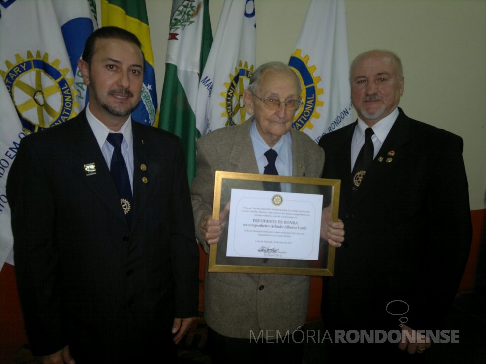Arlindo Alberto Lamb com o certificado de presidente de honra do Rotary Club de Marechal Cândido Rondon, ladeado por Geraldo Pasinato (e) e Hermínio Dassoler. 
Imagem: Acervo do clube de serviço - FOTO 5 -