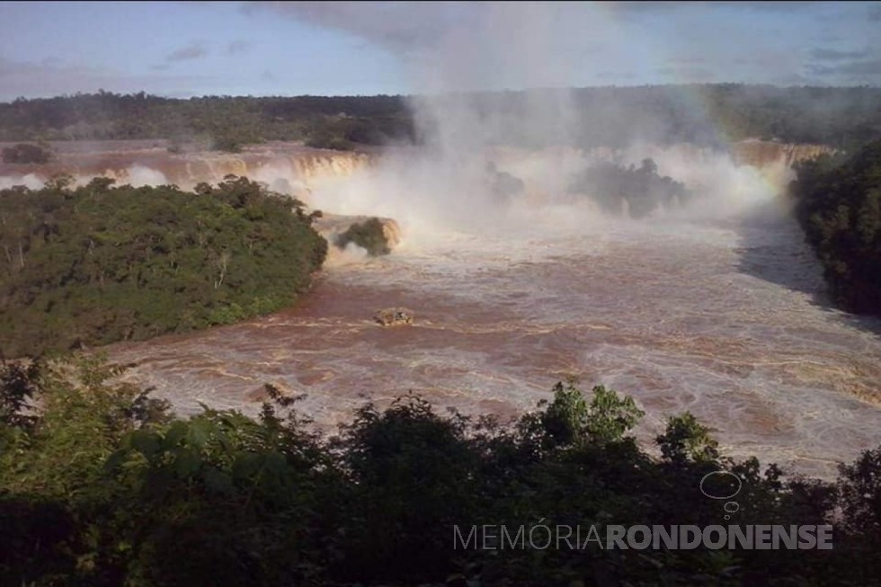 Volume de água nas Cataratas do Iguaçu, em 09 de junho de 2014.
Imagem: Acervo Jorge L. Dorneles, Guia de Turismo - Foz do Iguaçu - FOTO 6 - 