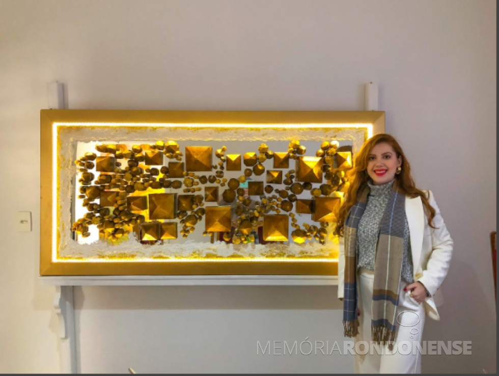 Artista plástica rondonense Sarah Beatriz Balko com uma de suas obras em ouro 18 quilates, que expôs na Capital Paulista, em junho de 2021.
Imagem: Acervo AquiAgora.net - FOTO 24 -