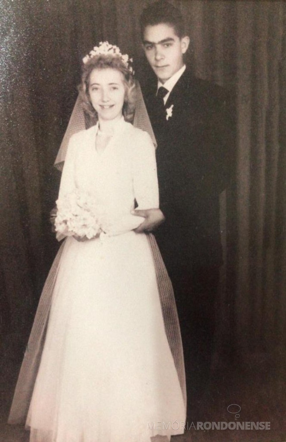 Jovens Christa Klein e Mildon Kempfer, casal pioneiro rondonense, que casaram em julho de 1958.
Imagem: Acervo Ivete Irani Borth - FOTO 4 - 