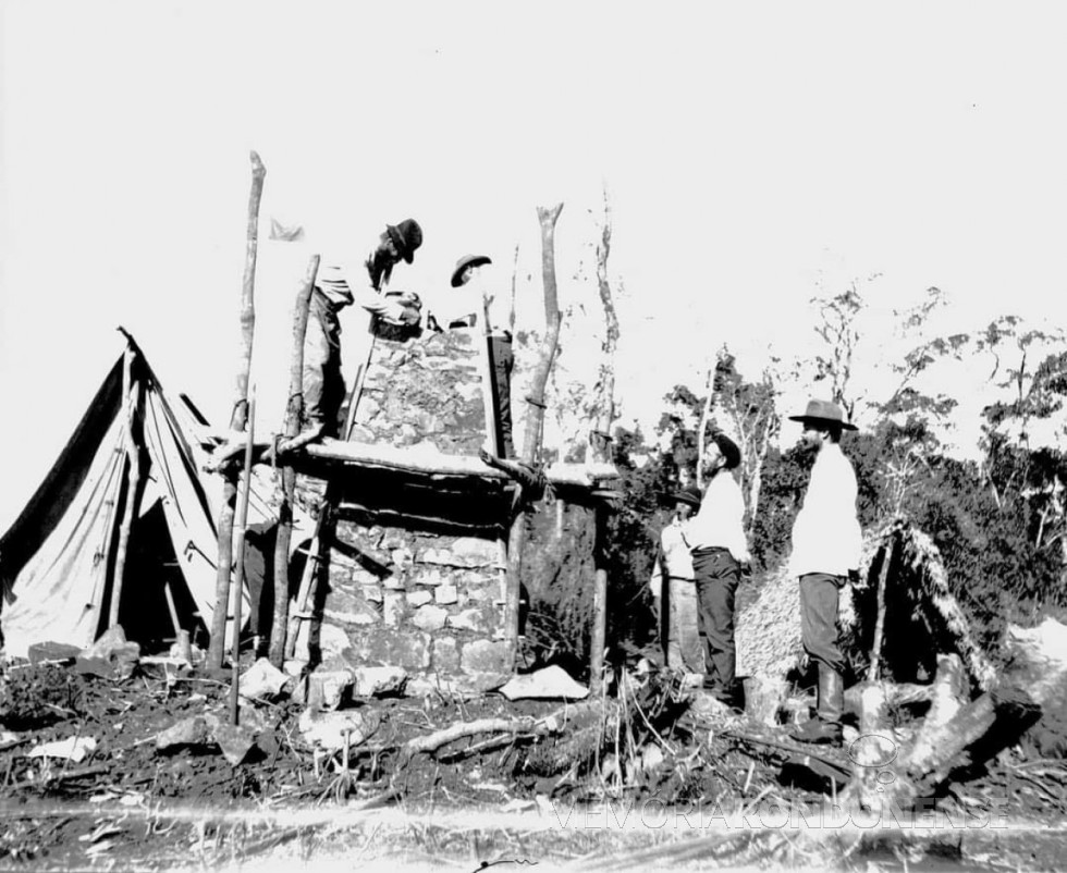 Comissão construíndo o marco brasileiro junto a barra do Rio Iguaçu, em julho de 1903.
Imagem: Acervo Henrique Morize? Museu da Aeronáutica e Ciências Afins (MAST) - Rio de Janeiro  - FOTO 3 -