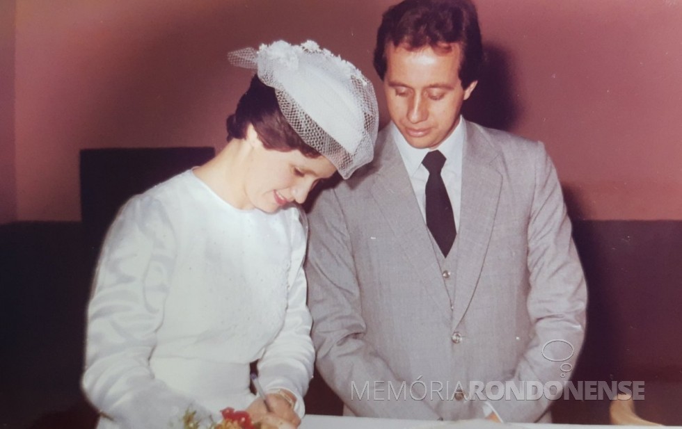 Noivos  e Tarcísio Vanderlinde que casaram em julho de 1984.
Imagem: Acervo do casal - FOTO 8 -