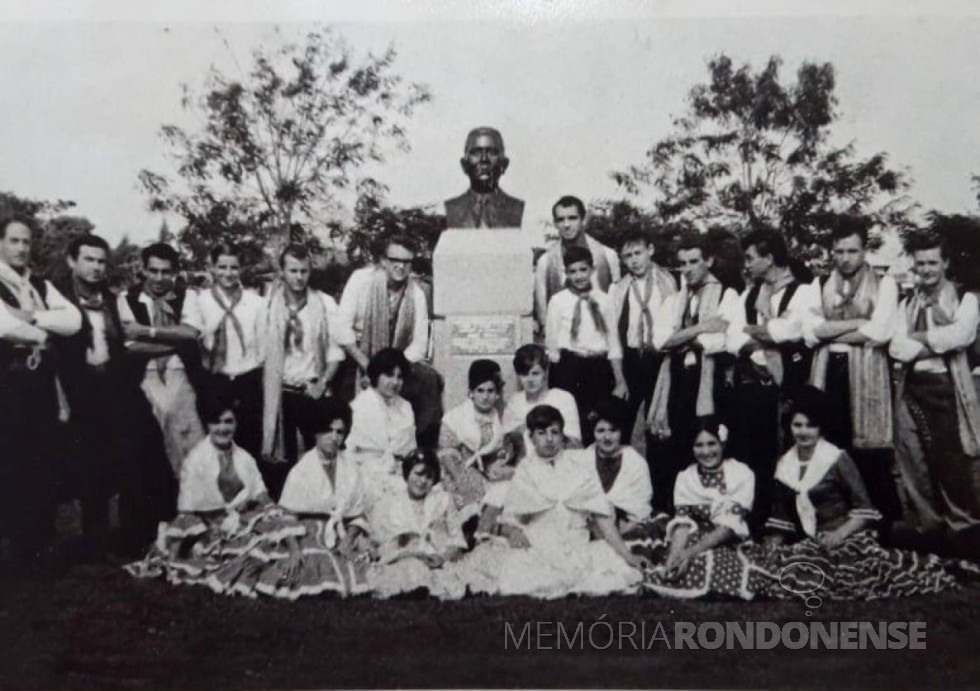 CTG Três Fronteiras,  da cidade de Toledo, que se apresentou na inauguraçao da Praça Willy Barth, em Marechal Cândido Rondon, em julho de 1964.
Imagem: Acervo Lúcia Miriam Mazzaferro - Camboriú (SC) - FOTO 8 - 