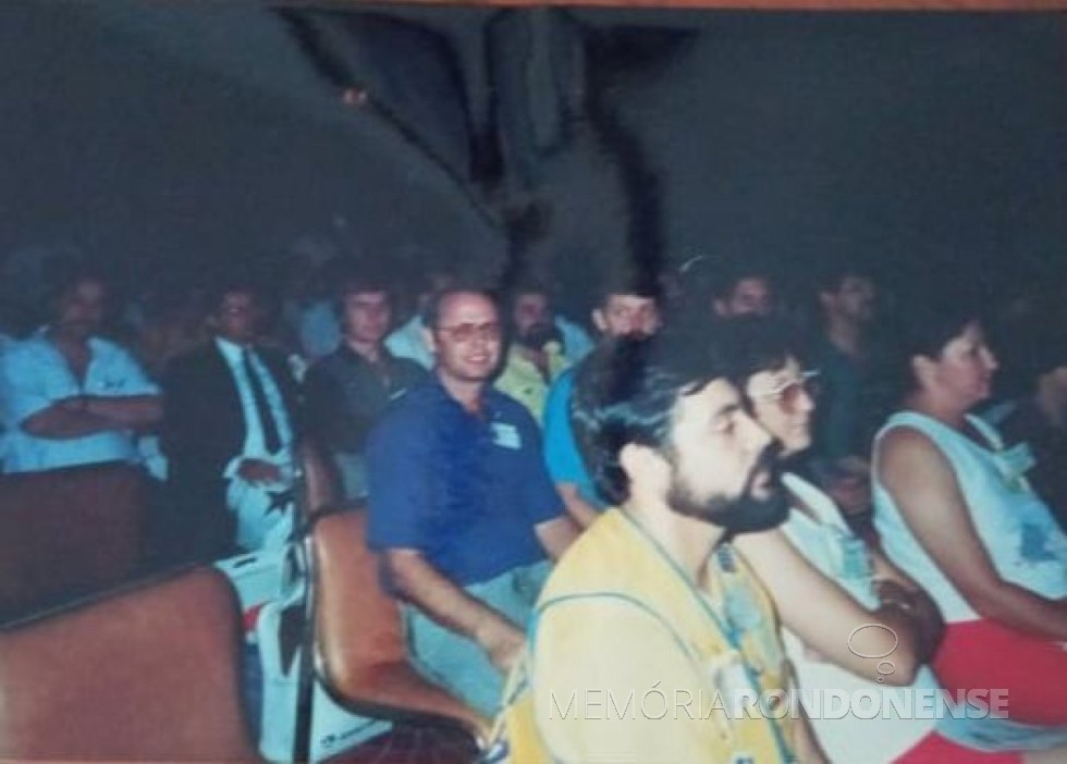 Juniores rondonense participando de evento da JCI na República Dominicana, em maio de 1988:  Wiland Schurt (camisa azul), a sua esquerda, Vilson Leites de Oliveira. Ao fundo, Hilário Datsch (camisa escura), à sua esquerda, Vitor Giacobo. 
Imagem: Acervo Wiland Schurt - FOTO  9 - 
