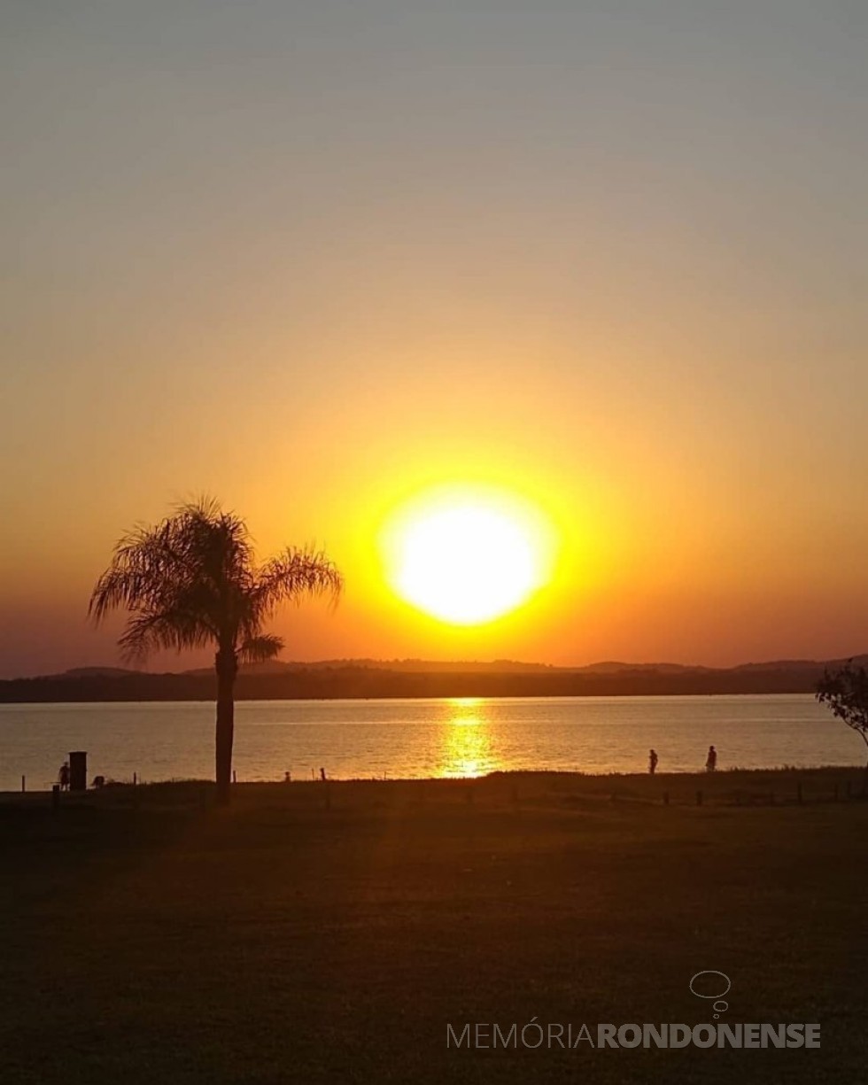 Por do sol sobre o Lago de Itaipu em foto registrada desde o Parque de Lazer Annita Wanderer, na sede distrital de Porto Mendes, pelo rondonense Sandro Luiz Zastrow. -- FOTO 15 --