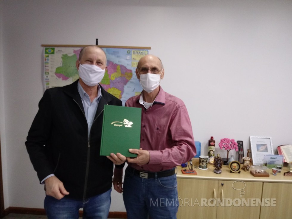 Harto Viteck (d), coordenador do Projeto Memória Rondonense, recebendo das mãos de Ricardo Silvio Chapla, diretor-presidente da Copagril, um exemplar do livro 