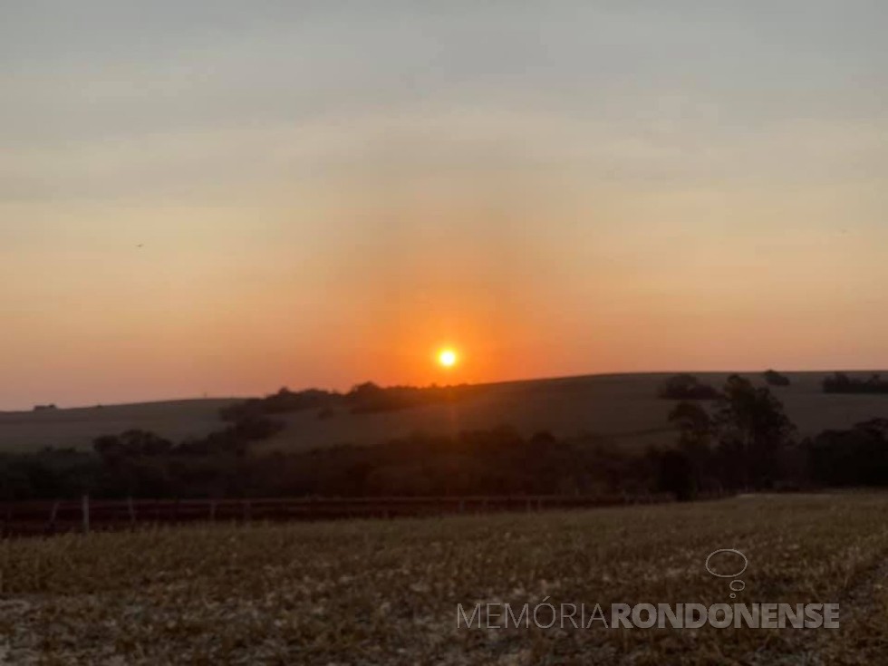 Poente do sol  no município de  Marechal Cândido Rondon , em 15 de agosto de 2021, retratado por Elton Hollmann,  a partir  da Linha Perdigão, no distrito rondonense de Novo Horizonte. 
Imagem: Acervo do autor - FOTO 28 - 