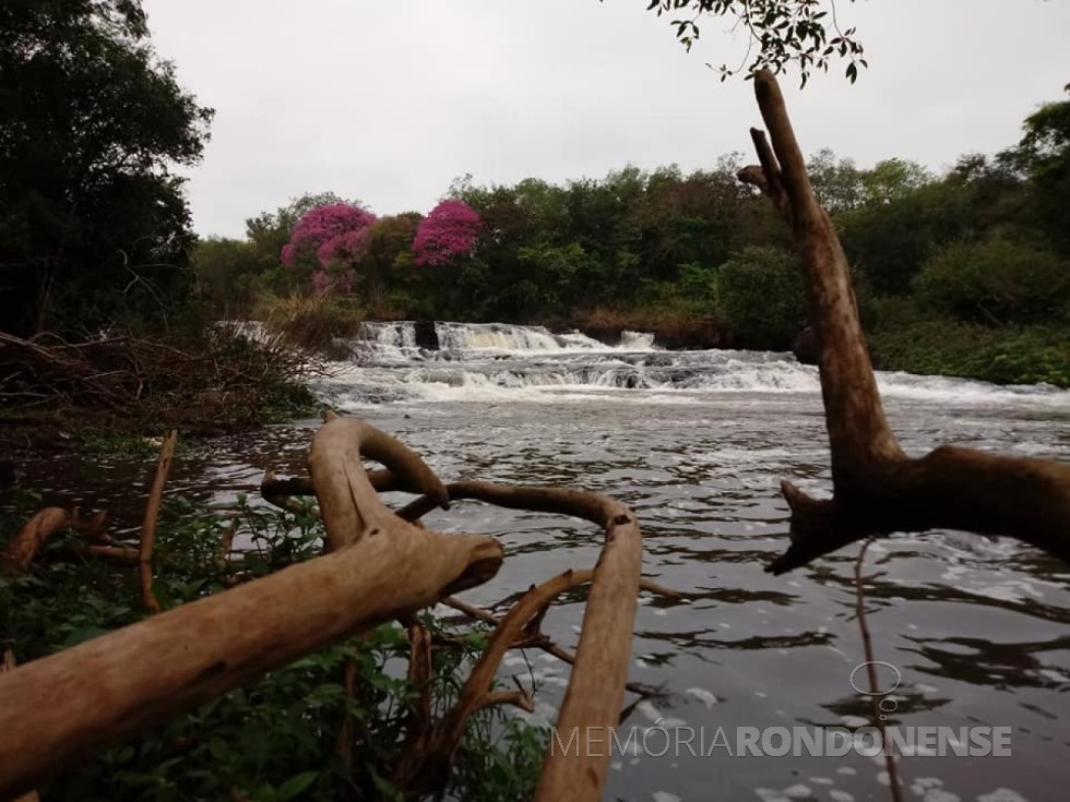 Outro momento da queda d'água do Rio São Francisco Verdadeiro, na Linha Eldorado, no distrito rondonense de São Roque.
Imagem: Acervo Imprensa - PM-MCR - Crédito Airton Kraemer - FOTO 13 - 