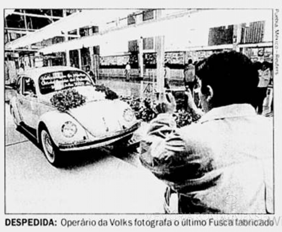 Funcionário da Volkswagen fotogrando o último Fusca produzido pela fábrica, em junho de 1996.
Imagem: Acervo Biblioteca Nacionao - FOTO 9 - 