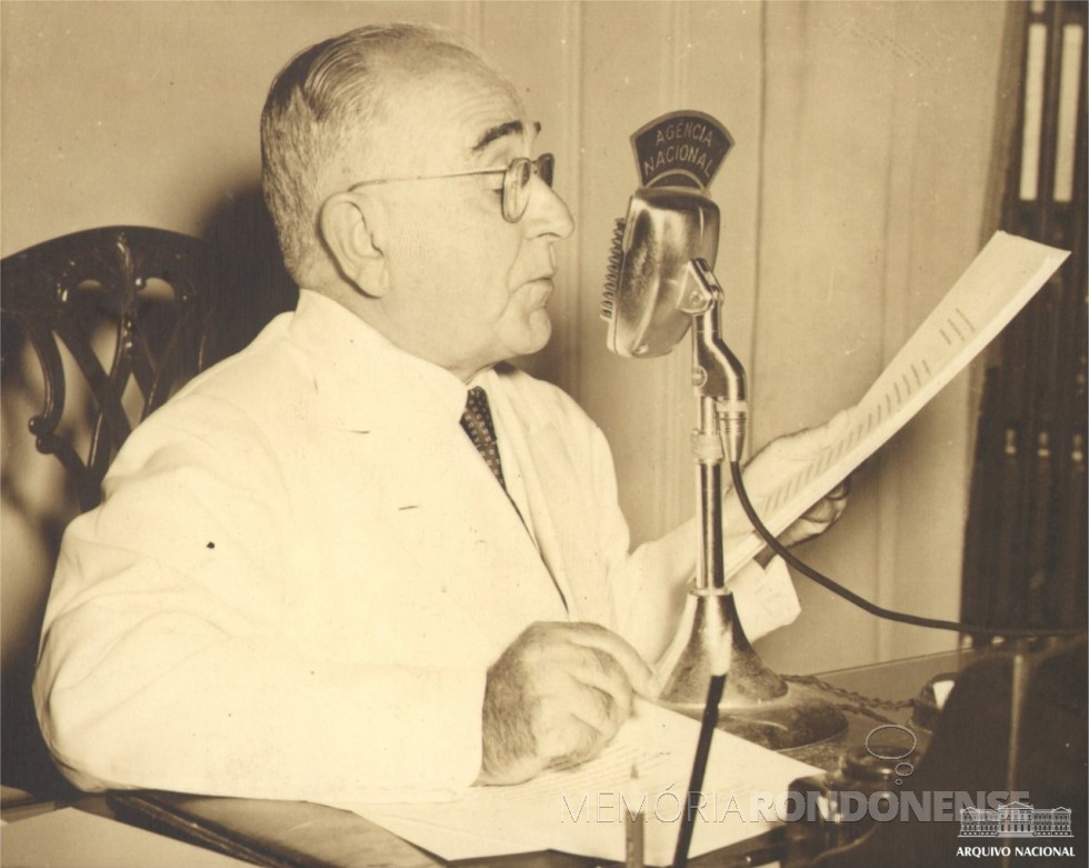 Presidente Getúlio Vargas discursando emrede nacional, em 1954.
Imagem: Acervo Arquivo Nacional - FOTO 3 -