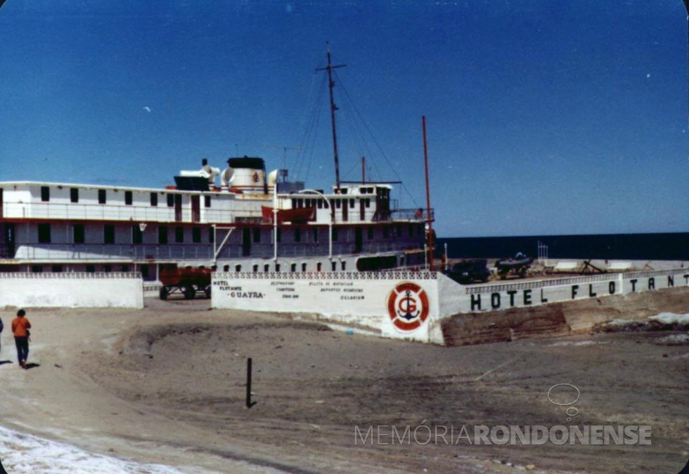 Vapor Guaíra transformado em hotel flutuante em Puerto Pirámides, e que foi reduzido a cinzas em maio de 1984. 
Imagem: Acervo Administración Península Valdéz - FOTO 6 -