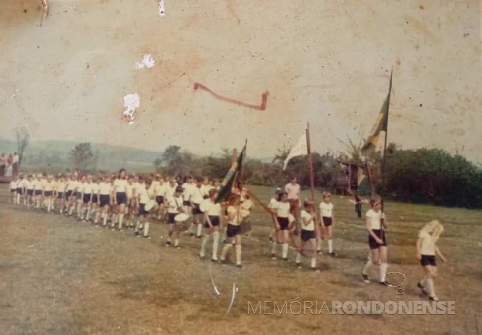 Apresentação da fanfarra da Escola Municipal de Linha São Cristóvão, em setembro de 1975.
Imagem: Acervo Carla Paulo Macedo - FOTO 4 -
