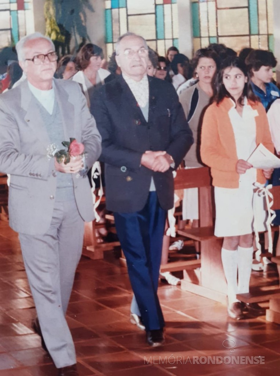 Padre João Werner (d) e o bispo diocesano D. Lúcio Ignácio Baumgartner, em vista à Capela São Cristóvão, pertencente à Paróquia Santa Margarida, em 1985.
Imagem: Acervo Izoldi Witeck Adams - FOTO 3 - 