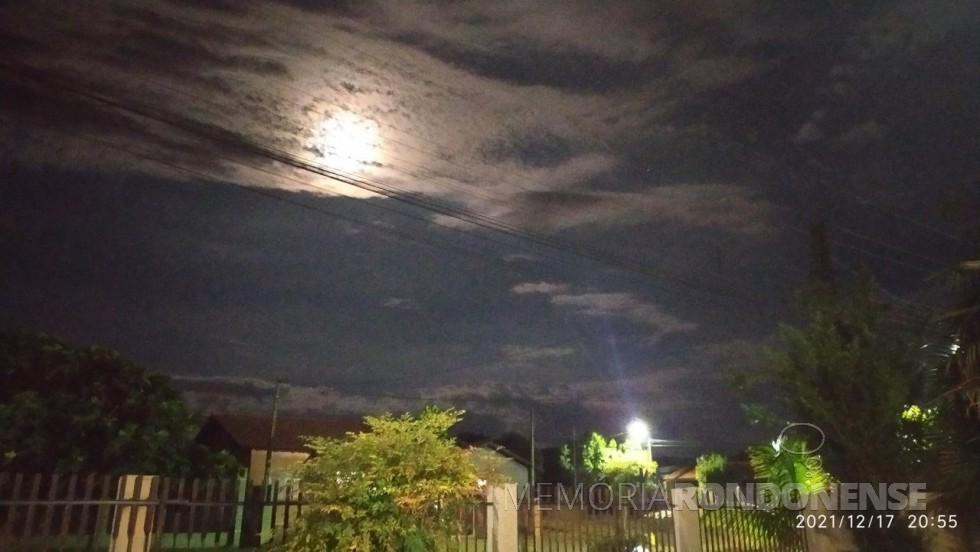 A lua, em fase crescente, na primeira hora da noite, na cidade de Marechal Cândido Rondon< em 17 de dezembro de 2021.
Imagem: Acervo e crédito da rondonense Cleci (nascida Hardke) Dal Bello - FOTO 14 - 