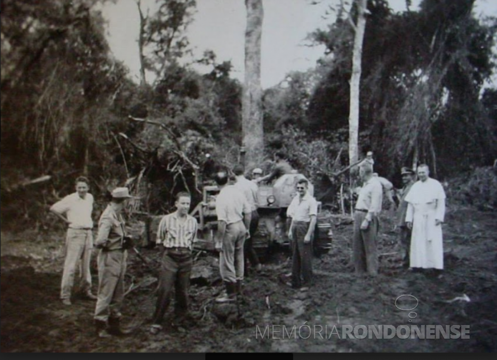 Padre palotino Hermogênio Borin e um grupo de pioneiros na abertura de clareira na mata para a fundação da futura cidade de Palotina,  em  janeiro de 1954.
Imagem: Acervo pessoal - FOTO 5 -