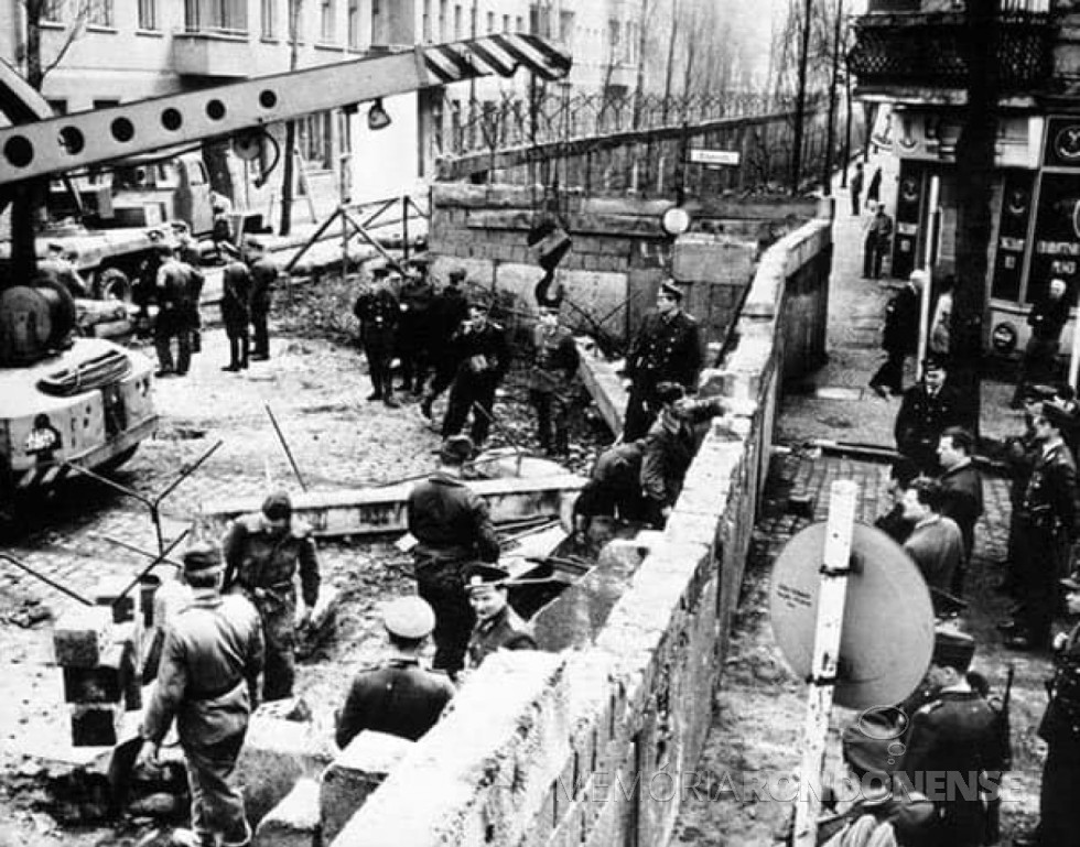 Construção do muro no centro de Berlim, Alemanha, em agosto de 1961.
A barreira também ficou conhecida como 