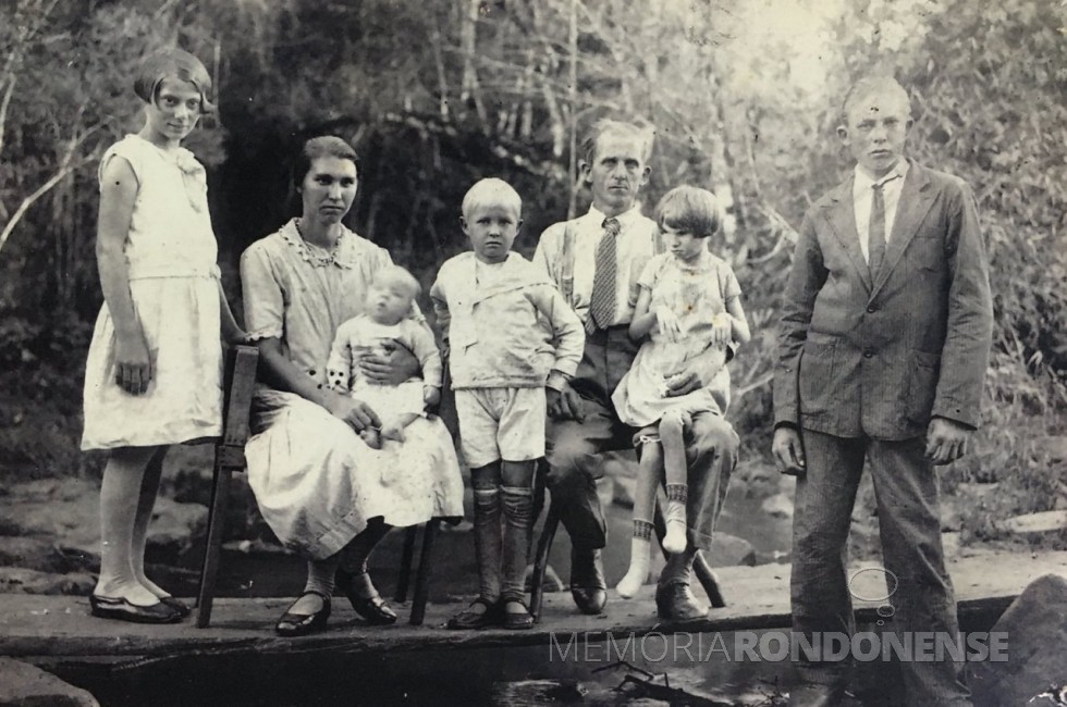 Imigrante e agricultor holandês Martin Nieuwenhoff e familiares, ela preso em Foz do Iguaçu por portar um jornal em Língua alemã, em janeiro de 1942.
Imagem: Acervo Micael Alvino da Silva - FOTO 6 - 