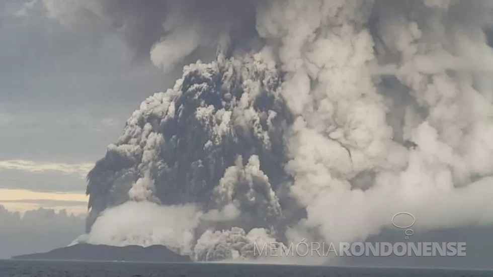 Explosão do vulcão submarino na ilha de Tonga, em 15 de janeiro de 2022, que jogou  toneladas de cinzas no alto da atmosféra e que se espalharam  pelo céu do Hemisfério Sul.
Imagem: Acervo O Globo - FOTO 14- 
