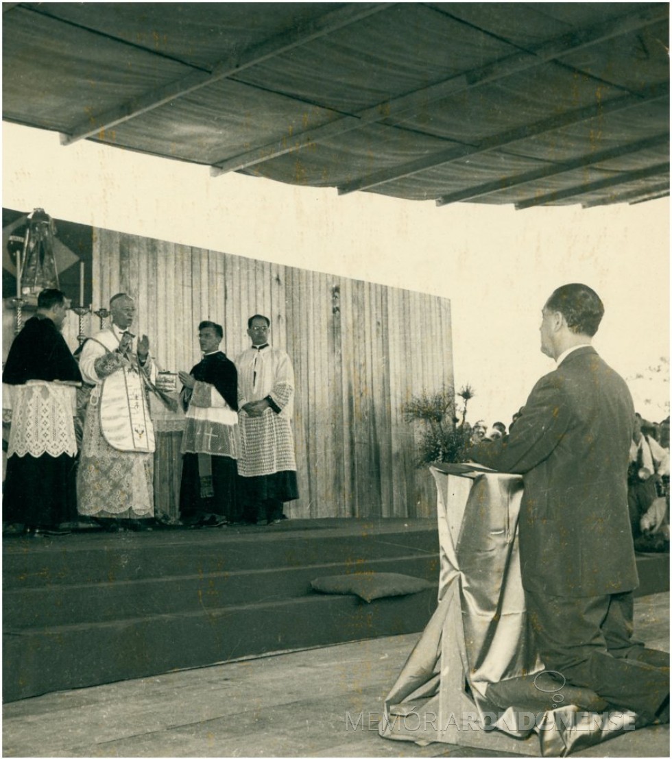 Celebração da 1ª missa em Brasília com a participação do Presidente da República, Juscelino Kubitschech (de joelhos).
Imagem: Acervo IBGE - FOTO 11 -