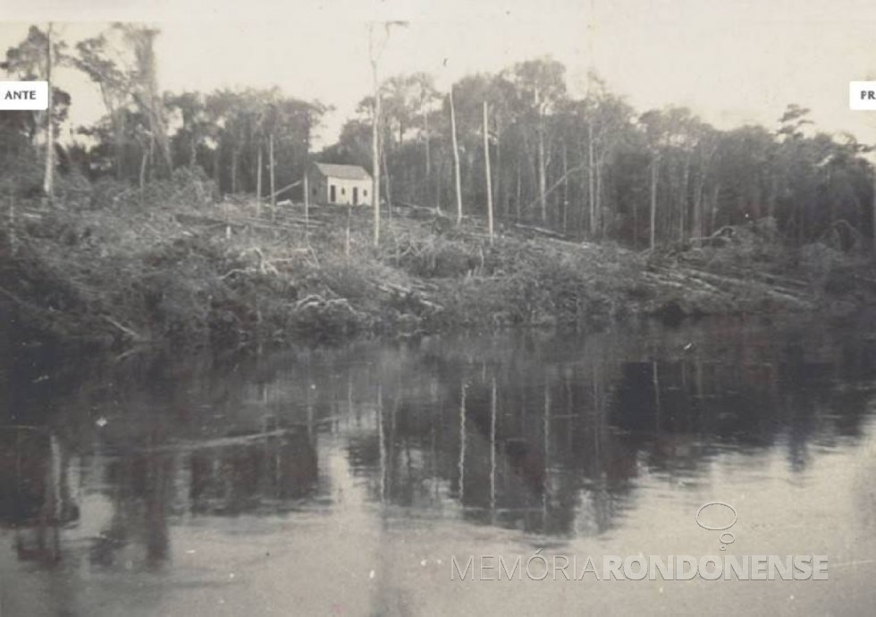 Construção da primeira casa na clareira  aberta junto ao Rio Arinos, onde começou surgir 
 Porto dos Gaúchos, a partir de  maio de 1955.
Imagem: Acervo Conomali - Crédito: Walter Irgang - FOTO 7 -