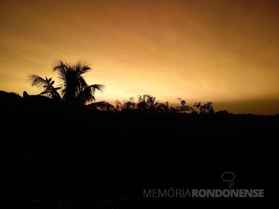 Por do sol em Marechal Cândido Rondon com rflexo da luz solar nas particulas do explosão da vulcão na Ilha de Tonga (em 15.01.2022) suspensas na atmosfera, em 31 de janeiro de 2022.
 Imagem: Acervo e crédito rondonense Harto Viteck - FOTO 34 - 