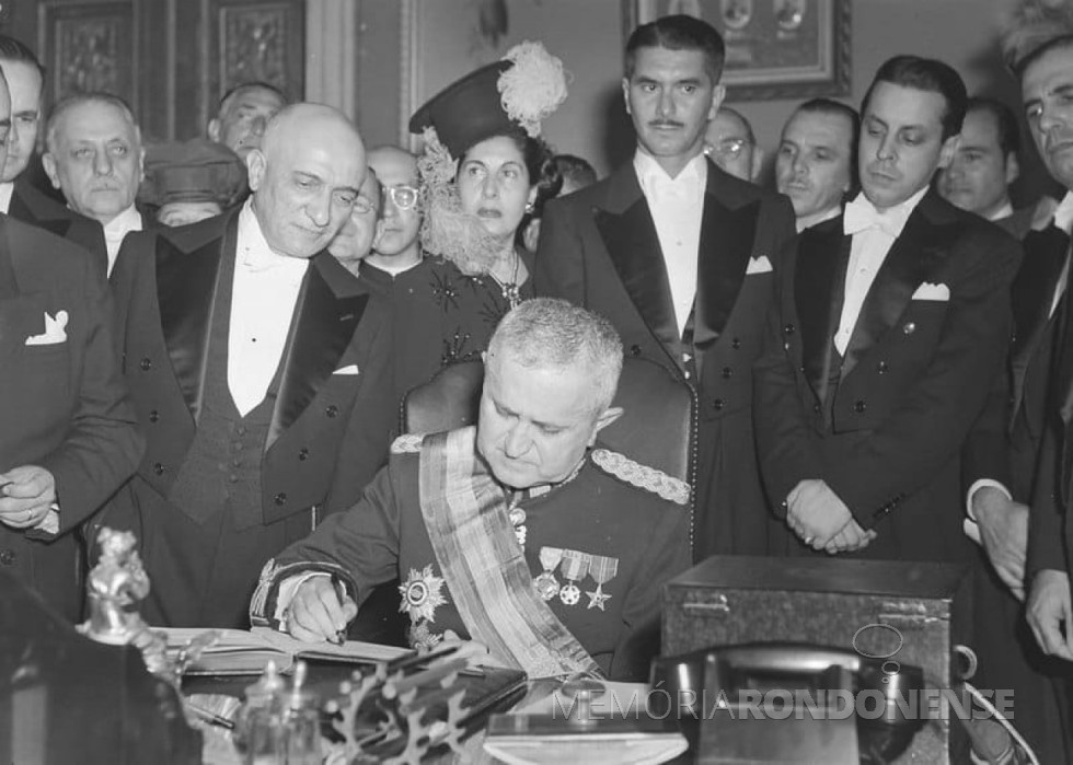 General Eurico Gaspar Dutra assinando o termo de posse como presidente do Brasil, em final de janeiro de 1946.
Imagem: Acervo Grupo O Passado do Brasil/Facebook - FOTO 3 -