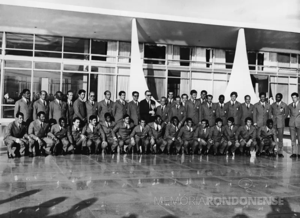 Seleção Brasileira  em fotografia oficial com o Presidente da República, Emílio Garrastazu Médici, em frente ao Palaácio do Planalto,  em junho de 1970 .
Imagem: Acervo Getty Images/BBC - FOTO 3 - 