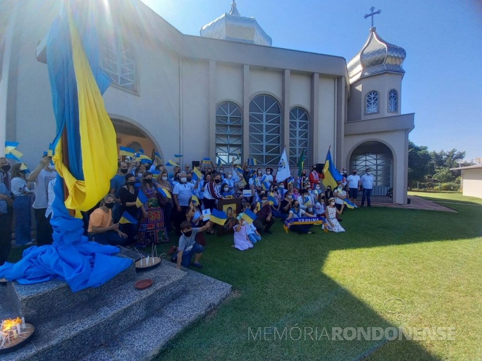 Manifestação dos descendentes de ucranianos de Cascavel, em frente a igreja da comunidade, contra  o ataque à Ucrânia pelas tropas ruasas.
Imagem: Acervo Prefeitura Municipal de Cascavel?Divulgação - FOTO 15 - 