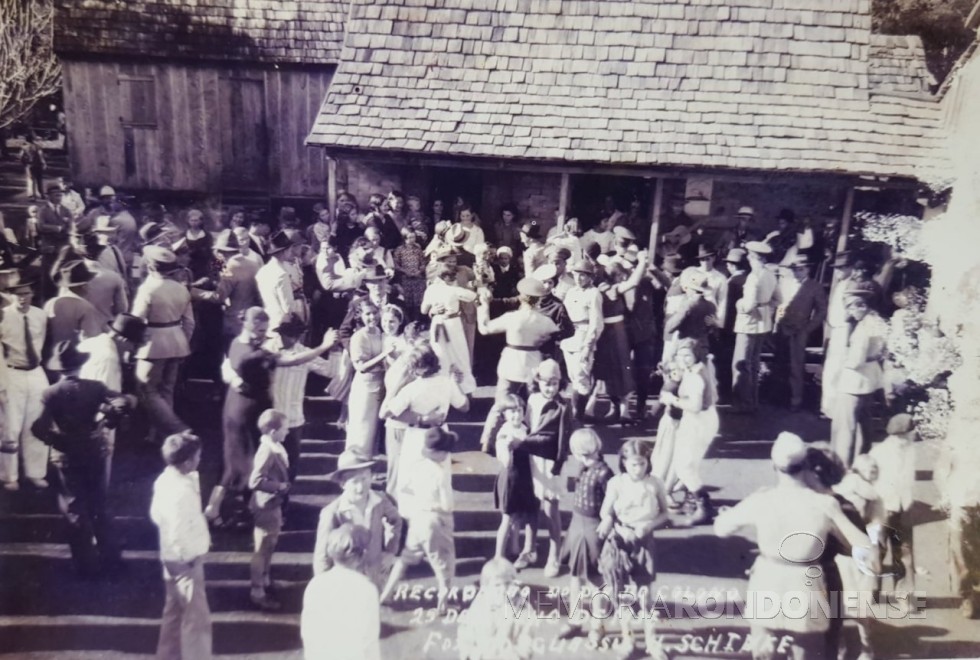Baile comemorativo ao Dia do Colono na cidade de Foz do Iguaçu, na chácara de Carlos Welter, em julho de 1937.
Imagem: Acervo |Marcos Kidricki Iwamoto - FOTO 3 - 