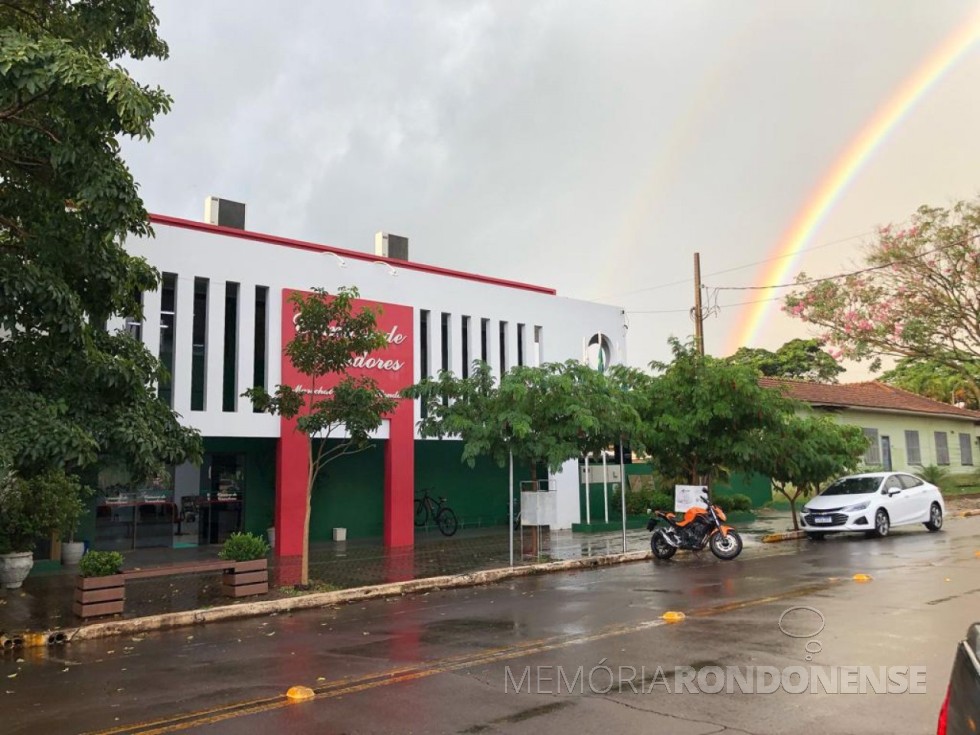 Formação de arco-iris sobre a cidade de Marechal Cândido Rondon, após a pancada de chuvas, em 02 de maio de 2022.
O prédio em destaque é a Câmara Municipal.
Imagem: Acervo e crédito do rondonense André Arendt - FOTO 9 - 