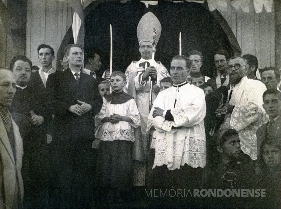 Padre Armando Cirio (c), ao lado do coroinha, na companhia de um confrade, bispo de Jacarezinho e paroquianos da cidade de Apucarana, norte do Paraná. 
Armando Cirio foi nomeado primeiro bispo de Toledo (PR), em maio de 1960.
Imagem: Acervo portal 