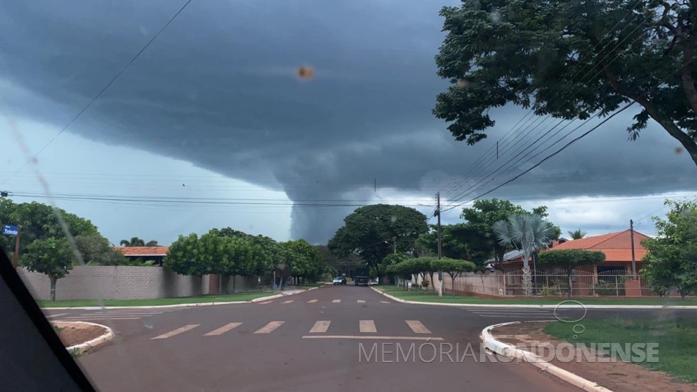 Formação de nuvens chuvas na cidade de Marechal Cândido Rondon (PR), seguinda de intensa precipitação, em 02 de maio de 2022.
Imagem: Acervo e crédito da rondonense Sale Krombauer - FOTO 8 - 