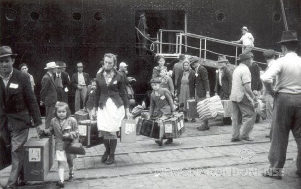 Chegada dos primeiros imigrantes Suábios do Danúbio no Porto Santos.
Imagem: Acervo Universidade Federal de Goiás (UFG) - FOTO 3 - 