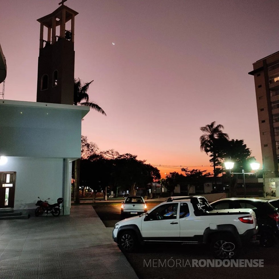Por do sol na cidade de Marechal Cândido Rondon em contraste parcial com a matriz católica Sagrado Coração de Jesus, em 02 de julho de 2022.
Imagem: Acervo e crédito do rondonense João Livi - FOTO 25 - 