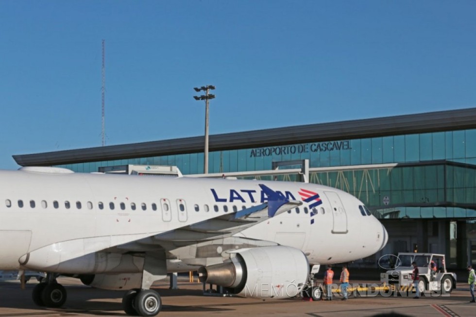 Avião da Latam no aeroporto regional da cidade de Cascavel inaugurando a linha entre a cidade paranaense e o Aeroporto de Guaraulho, em julho de 2022.
Imagem: Acervo CGN - FOTO 16 - 