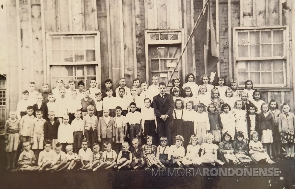 1ª turma de alunos da  extinta Escola Isolada General Rondon na comemoração do dia 07 de sertembro de 1952.
Imagem: Acervo do pioneiro rondonense Waldemar Wilhelms - FOTO2 -