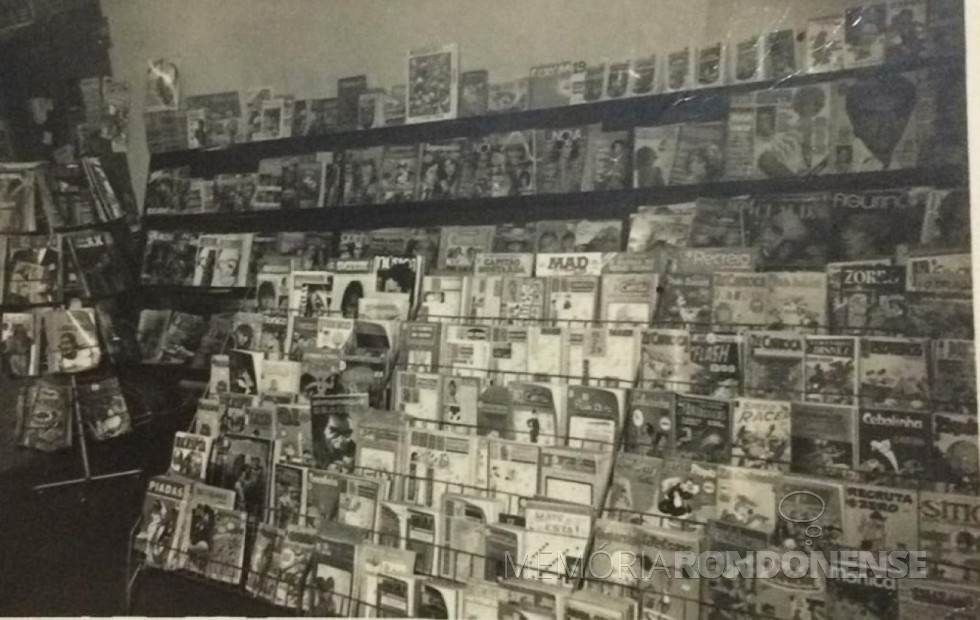 Vista da revistaria da Livraria Paraná, de propriedade dos pais do pioneiro Jorge Deusdite Sobreira Vasques. 
Imagem - Acervo da família - FOTO 15 - 