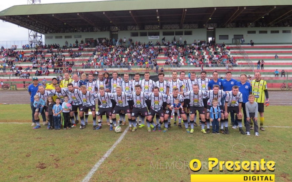 Corinthians Esporte Clube/Laticinio Nituano - campeão da Série Ouro do Campeonato Municipal de Futebol Amador 2017, de Marechal Cândido Rondon. 
Imagem: Acervo O Presente Digital - FOTO 11 -