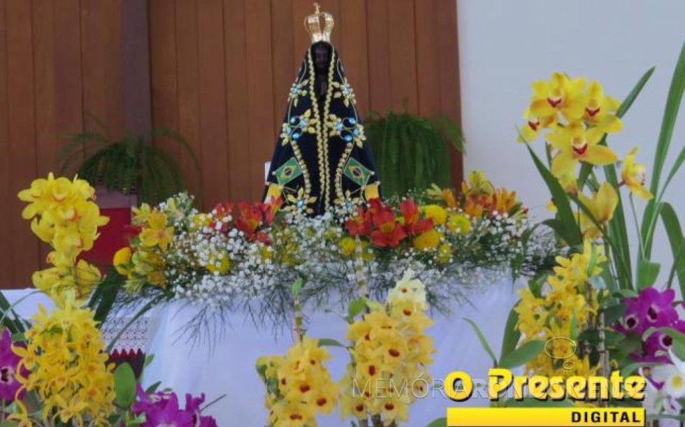 Imagem de Nossa Senhora Aparecida em veneração na Matriz Católica Sagrado Coração de Jesus. 
Acervo: O Presidente Digital - FOTO 12 - 