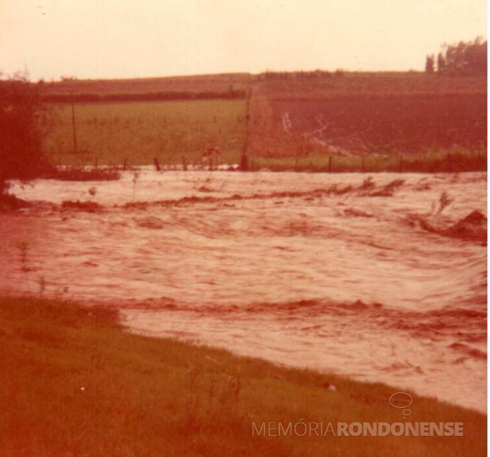 Enchente do Arroio Fundo na Linha Heidrich, no município de Marechal Cândido Rondon, nas chuvas de final de maio de 1983. 
Imagem: Acervo Sônia Vorpagel Tischer - FOTO 12 --
