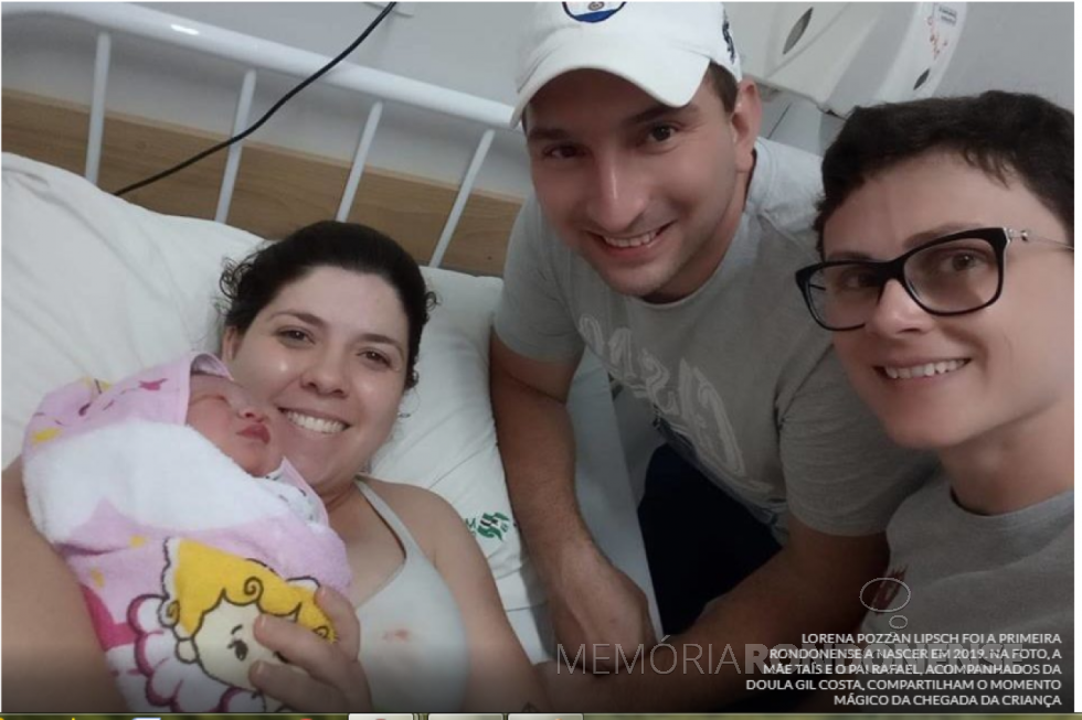 A nascida Lorena Pozzan Lipsch com seus pais e a doula no Hospital Municipal Dr. Cruzatti, em Marechal Cândido Rondon. 
Imagem: Acervo O Presente - FOTO 49 -