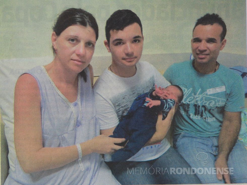 O primeiro nascido de 2018, em Marechal Cândido Rondon, no colo do irmão Leonardo e na companhia dos  pais Adriane e Agnaldo Ferreira da Silva. 
Imagem: Acervo O Presente - FOTO 42  - 