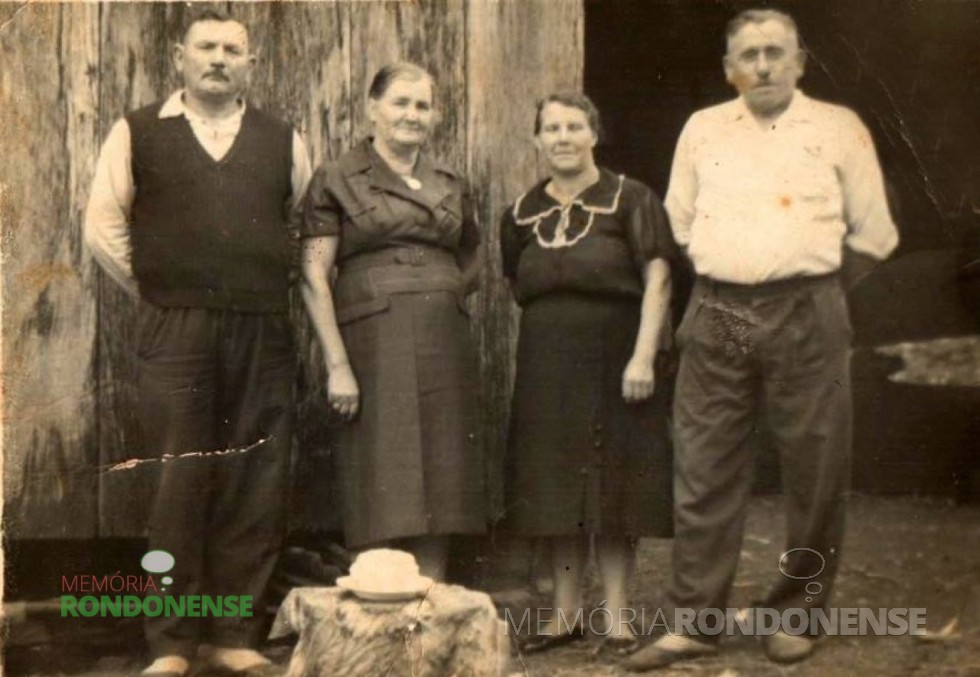 A pioneira Wanda Weimann à esquerda do esposo Edmund Weimann, fotografada em companhia de um casal de amigos, à direta da foto. 
Imagem: Acervo Claúdio e Merci Lindner.