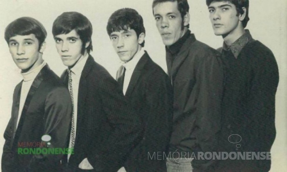 Raul Seixas, terceiro da esquerda a direita, no começo de sua carreira de músico, foi Raulzito e Os Panteras. A banda não alcançou sucesso e se desintegrou. A partir daí, Raul Seixas seguiu carreira de solo, de sucesso, até a sua morte em 1989. Imagem: Acervo imagenshistoricas.com.br - FOTO 7 –