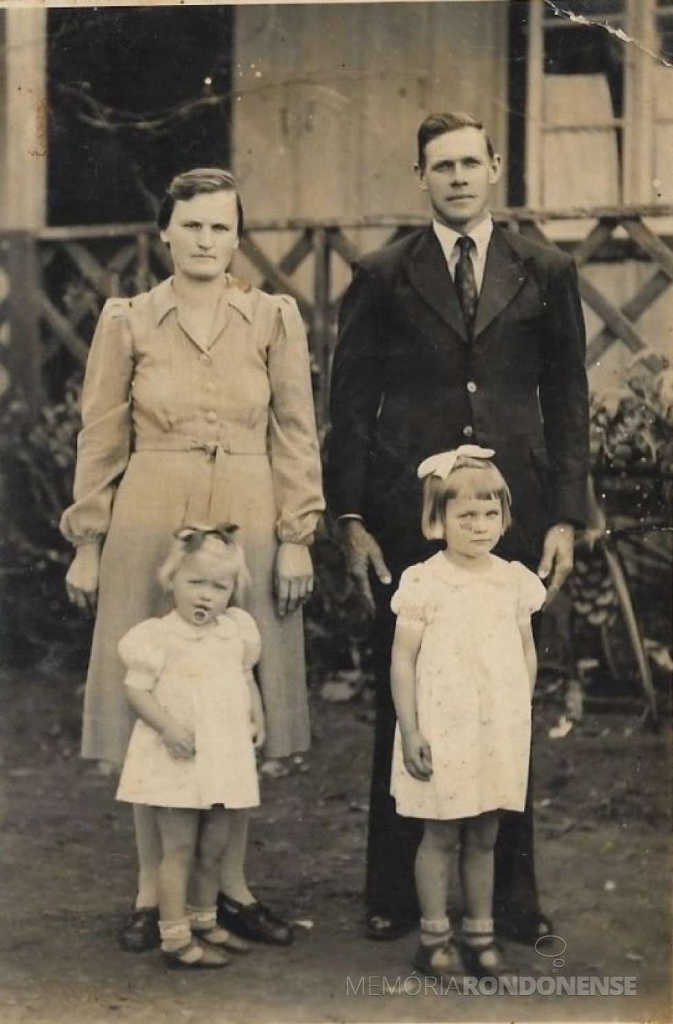 Rosa Olga e Guilherme Frederico Balkau, pioneiros rondonenses, fotografados em 1944, com as filhas Ilone e Hildegard, em Candeia, município de Santa Rosa (RS). 
Imagem: Acervo da família. - FOTO 5 - 