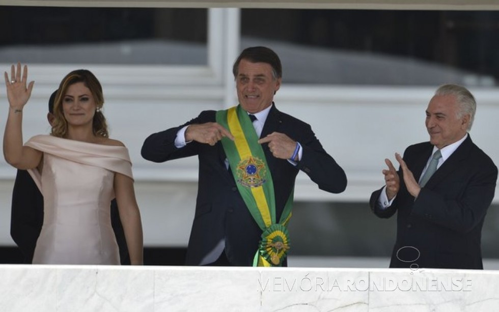 Jair Messias Bolsonaro  na companhia da esposa Michele com a faixa presidencial que recebeu de Michel Temer. 
Imagem: Acervo Agência Brasil - FOTO 47- 