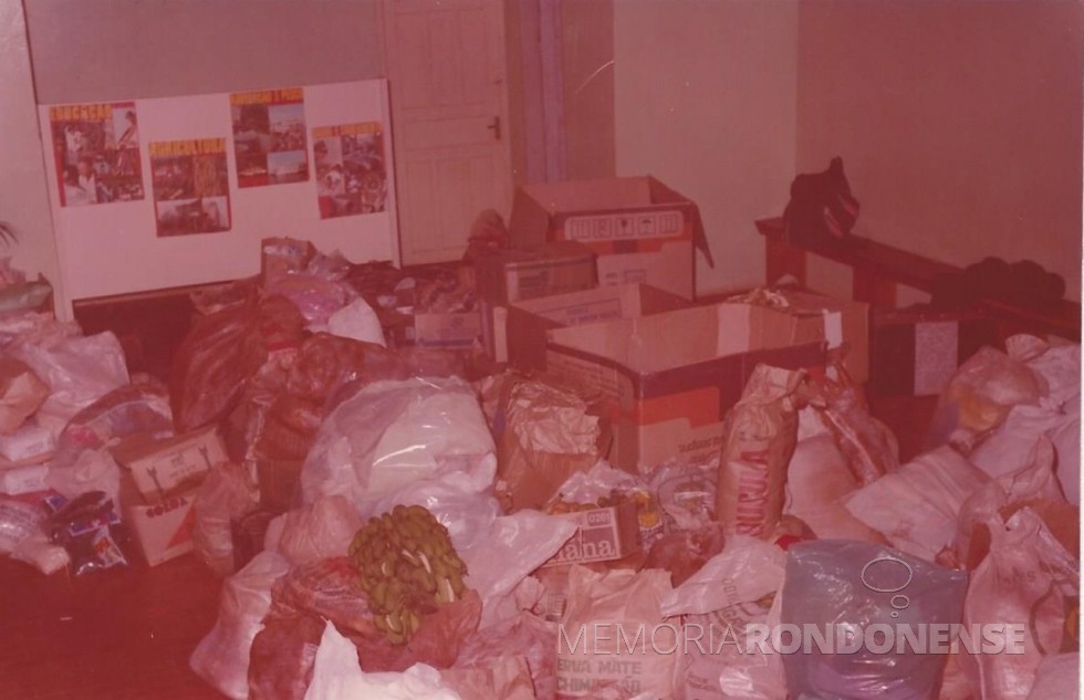 Mostra dos donativos angariados para os flagelados de Guaíra, em 1983. 
Imagem: Acervo Memória Rondonense - FOTO 2 - 