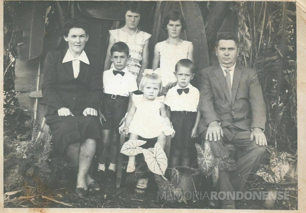 Casal Maria Dalita Witeck e Roberto Schütz com os filhos,  da esquerda a direta, ao fundo:  Izali e  Marli;  à frente: Neri, Dorly e Clari. 
Imagem: Acervo Dorly Schütz